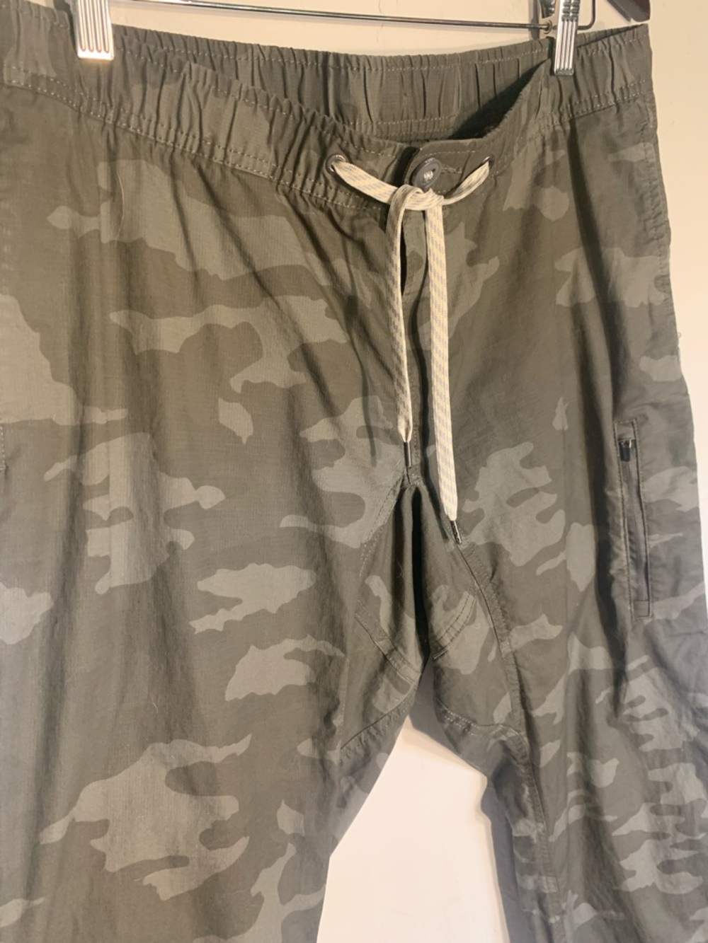 Vuori the rise the shine Olive Camo Ripstop Jogger - Picture 3 of 6